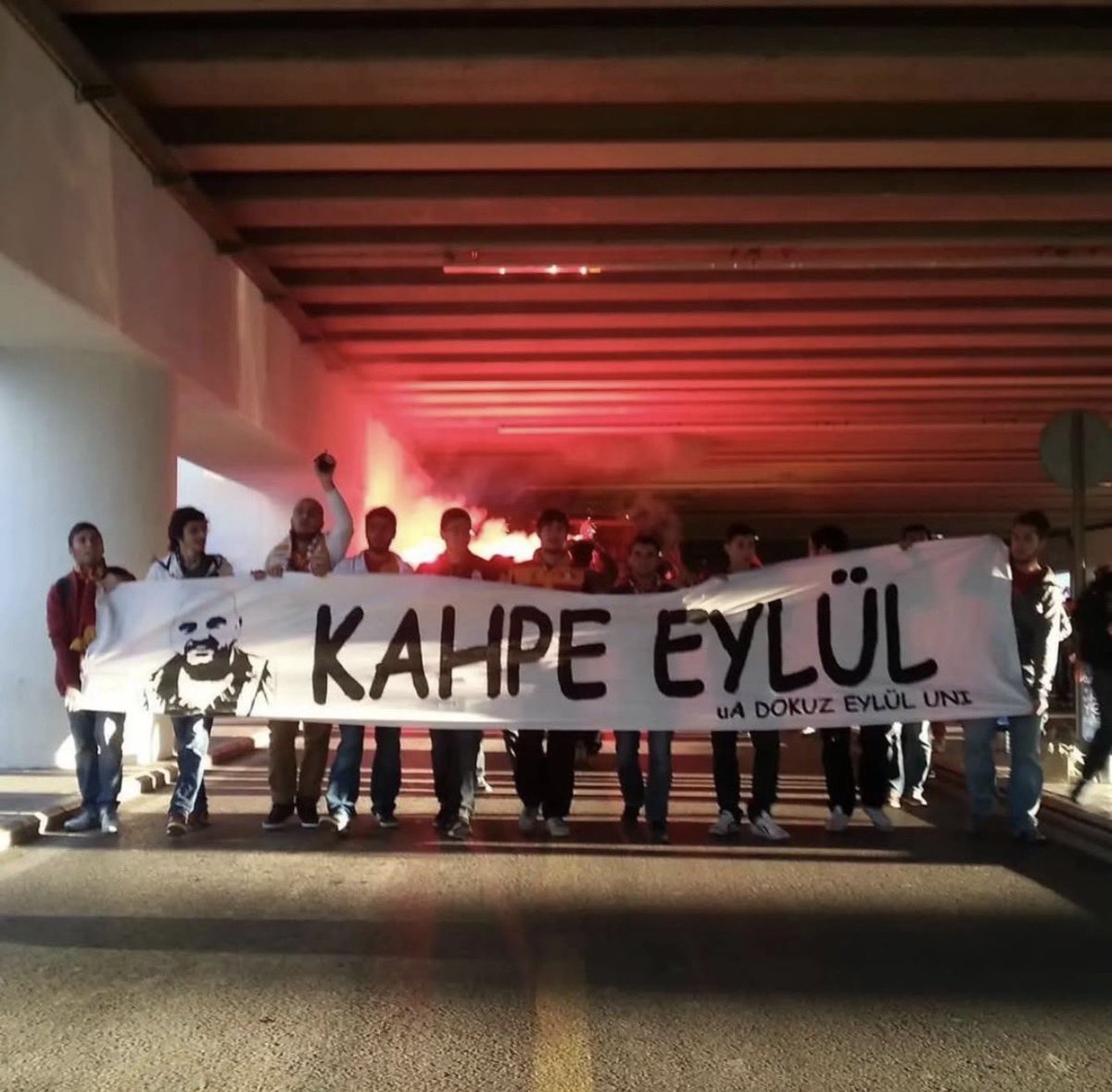 uAUNIDokuzEylul's tweet photo. Geçiyor günler bir şekilde yanımızda sen olmasan da
yaşıyorsun ağabey pankartlarım��zda,bayraklarımızda…

Alpaslan abimizi vefatının yıl dönümünde sevgi ve özlemle anıyoruz. #KahpeEylül
#AlpaslanıYaşat
#UltrAslanUNI
#uAUNIDokuzEylül https://t.co/BpHJR2xcYE