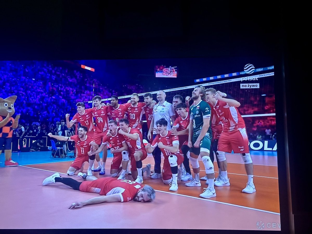 PiotrPotepa's tweet photo. Możecie sobie pierdolić, że to sport który uprawia 5 krajów. 

Możecie sobie pierdolić, że to sport który nikogo nie interesuje. 

Ja Wam powiem, że jesteście śmieszni i nie macie zielonego pojęcia o czym pierdolicie 🤷‍♂️

JESTEŚMY MISTRZAMI EUROPY!!! 🇵🇱🇵🇱🇵🇱 #EUROVOLLEYM https://t.co/bd0Eb32OkQ