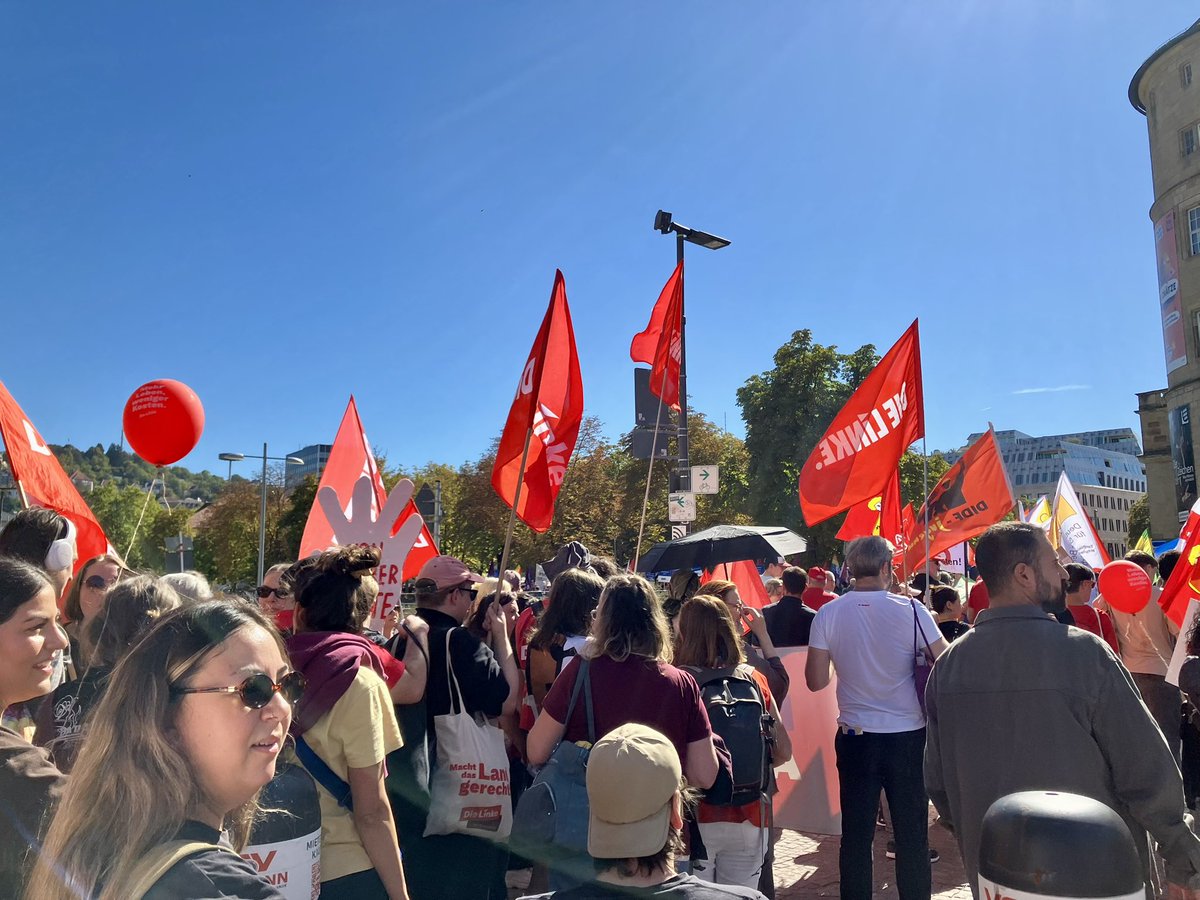 StiegerJanis's tweet photo. Heute in Stuttgart beim #HARTVERDIENT-Protest des DGB. Die Mobilisierung war großartig und wir konnten mit 17.000 Menschen ein Zeichen gegen den Sozialraub und die ungerechte Kürzungspolitik der Bundesregierung setzen. Als Linke stehen wir weiterhin an der Seite der Beschäftigten, um ihre Arbeit, ihre Gesundheit und ihre Rente zu verteidigen! ✊🏼🚩
