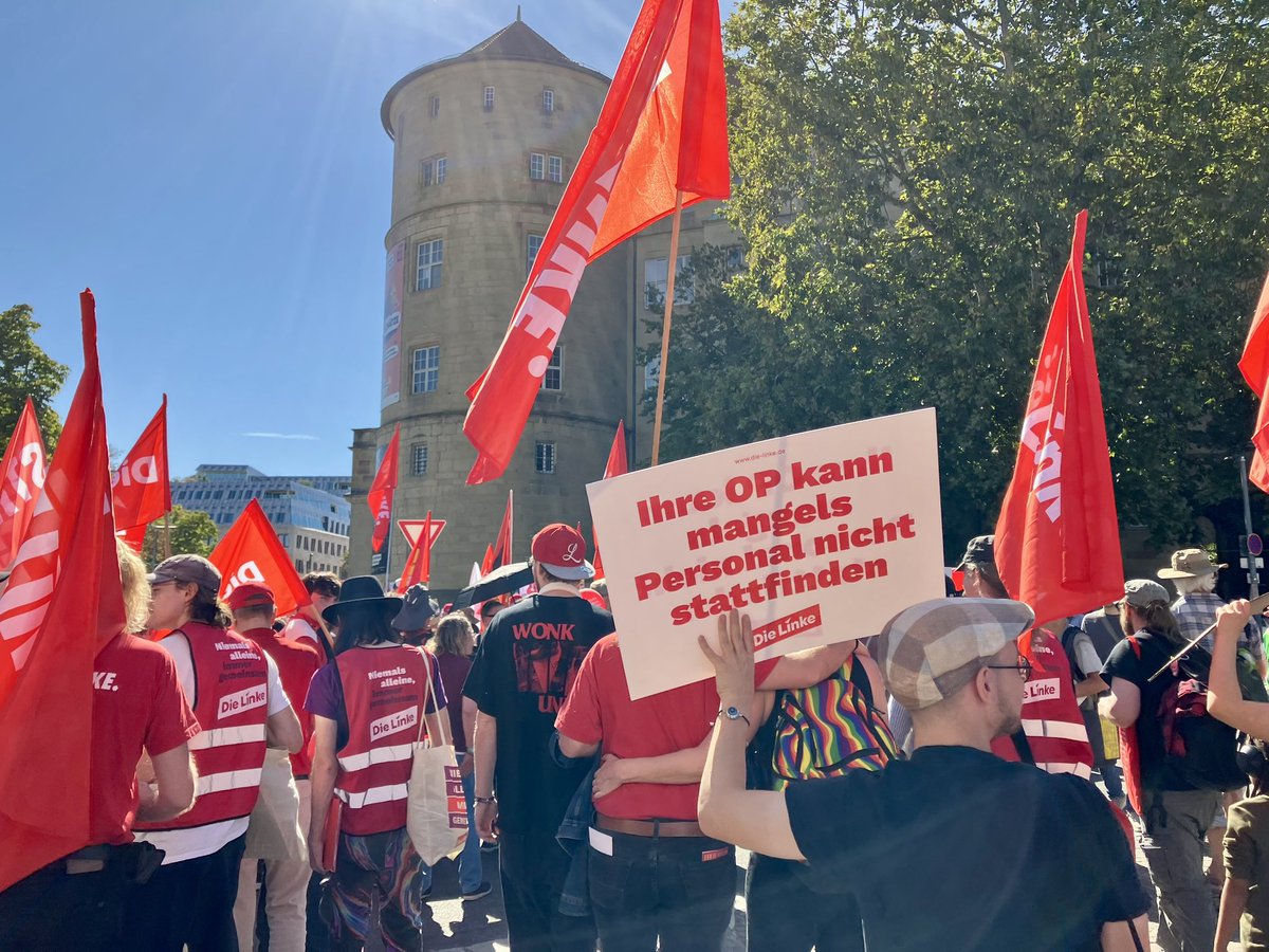 StiegerJanis's tweet photo. Heute in Stuttgart beim #HARTVERDIENT-Protest des DGB. Die Mobilisierung war großartig und wir konnten mit 17.000 Menschen ein Zeichen gegen den Sozialraub und die ungerechte Kürzungspolitik der Bundesregierung setzen. Als Linke stehen wir weiterhin an der Seite der Beschäftigten, um ihre Arbeit, ihre Gesundheit und ihre Rente zu verteidigen! ✊🏼🚩