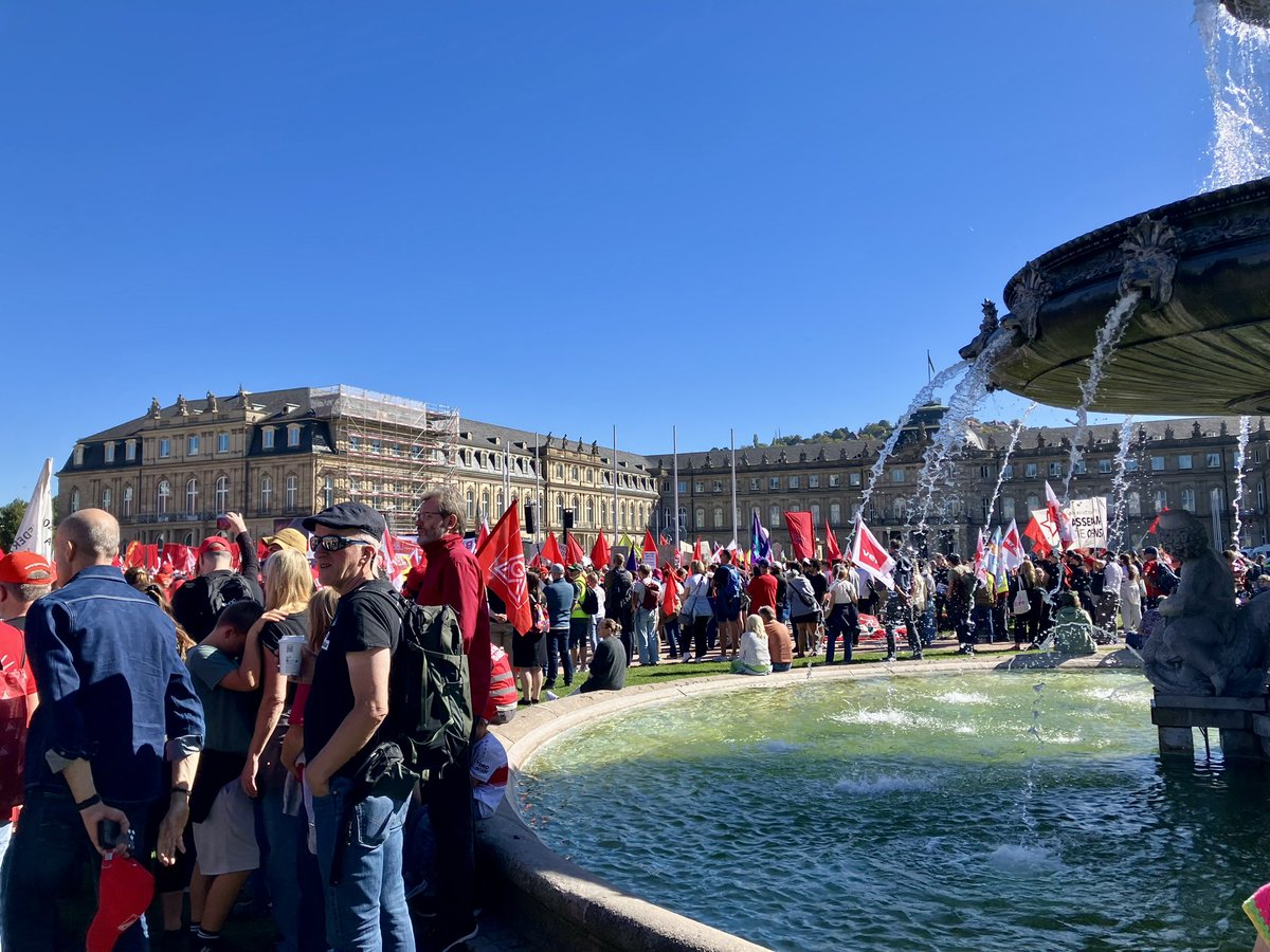 StiegerJanis's tweet photo. Heute in Stuttgart beim #HARTVERDIENT-Protest des DGB. Die Mobilisierung war großartig und wir konnten mit 17.000 Menschen ein Zeichen gegen den Sozialraub und die ungerechte Kürzungspolitik der Bundesregierung setzen. Als Linke stehen wir weiterhin an der Seite der Beschäftigten, um ihre Arbeit, ihre Gesundheit und ihre Rente zu verteidigen! ✊🏼🚩