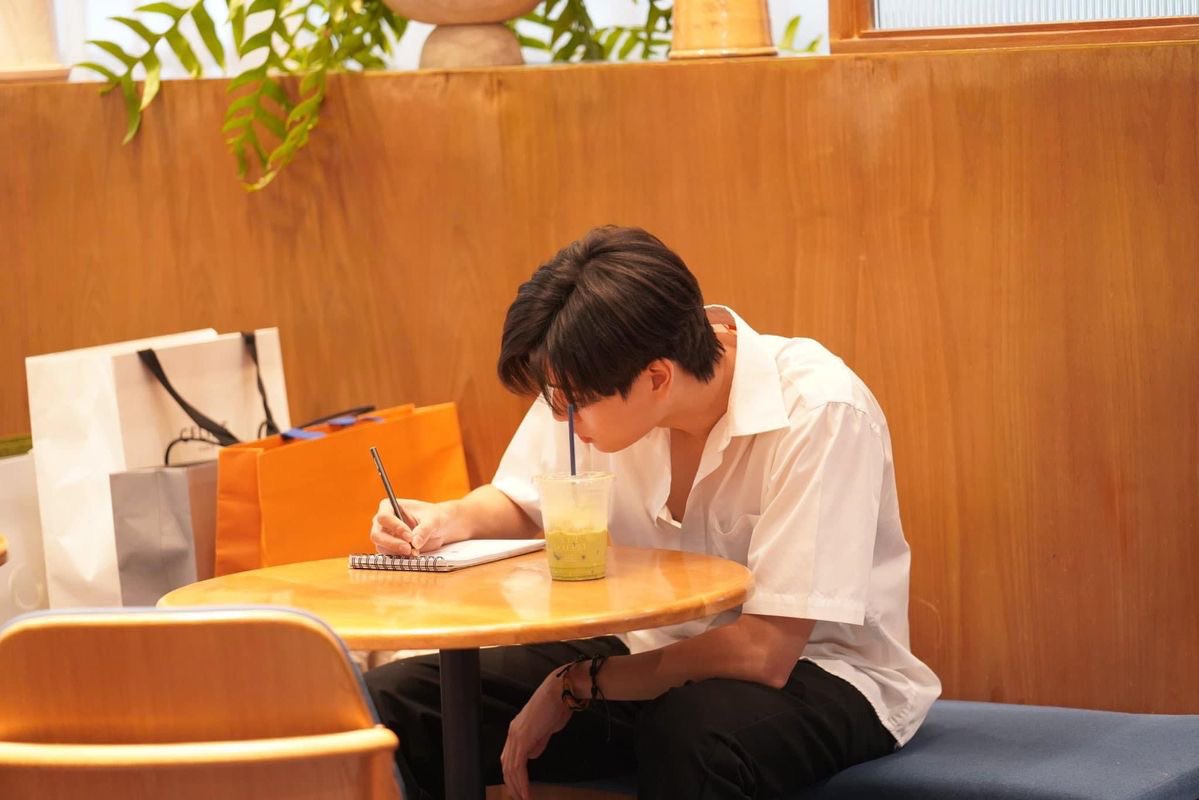 ch8niee's tweet photo. "Dear diary, everyone is obsessed with me" https://t.co/ajHSrRItIS