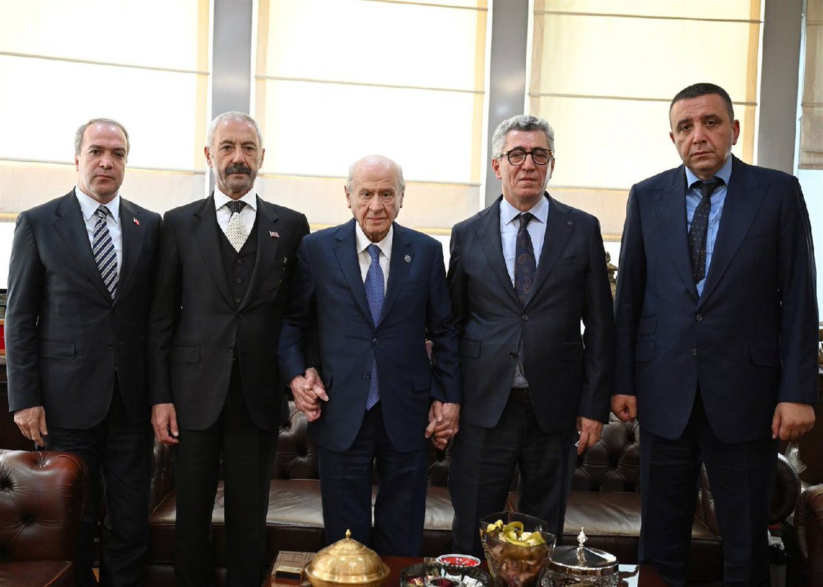 ihsanyalcinTR's tweet photo. Birçok kişi bu fotoğraf karesinde Burhanettin Saral'ın yanındaki gizemli ismi merak etmiş...
O isim, son dönemde yeraltı dünyasında adı sıkça duyulan ancak güncel bir fotoğrafı olmayan Ali Uzun'un ta kendisi... https://t.co/pd3ATxkKlx