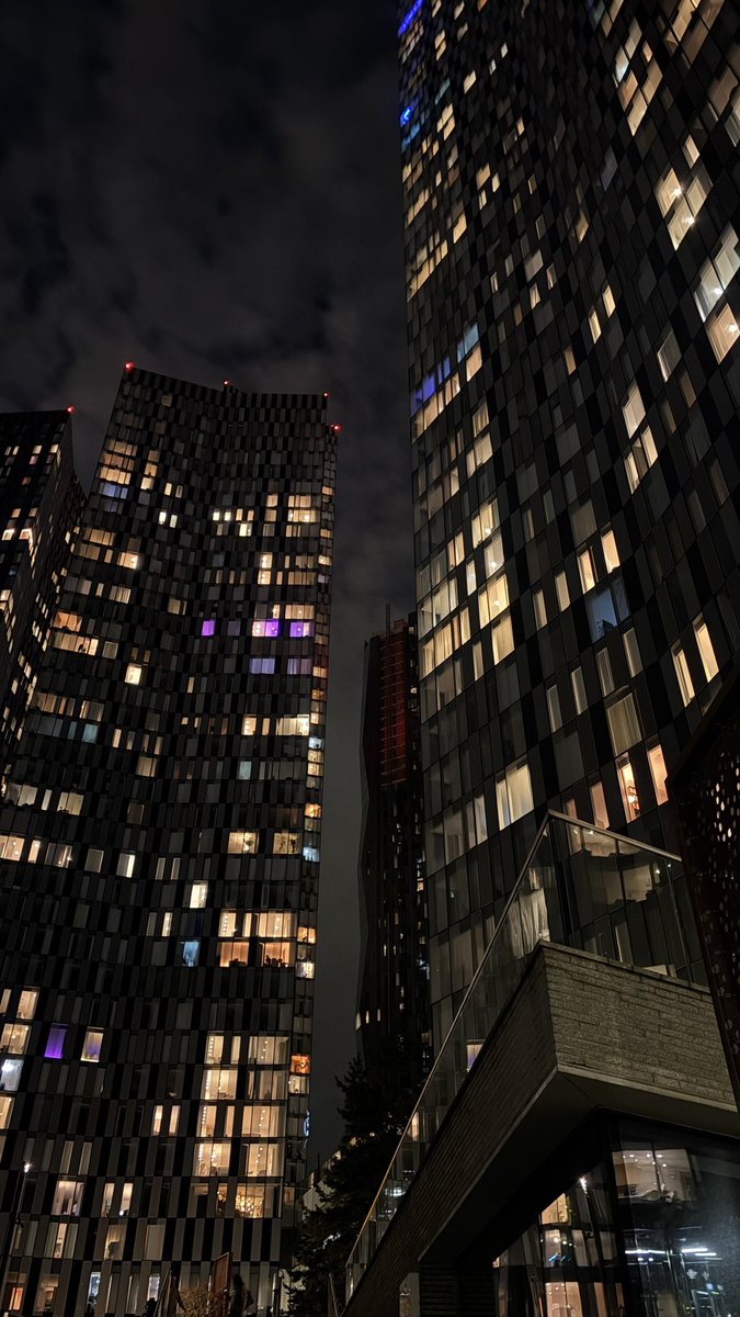 arabingg's tweet photo. mcr at night https://t.co/hr003Uv9NC