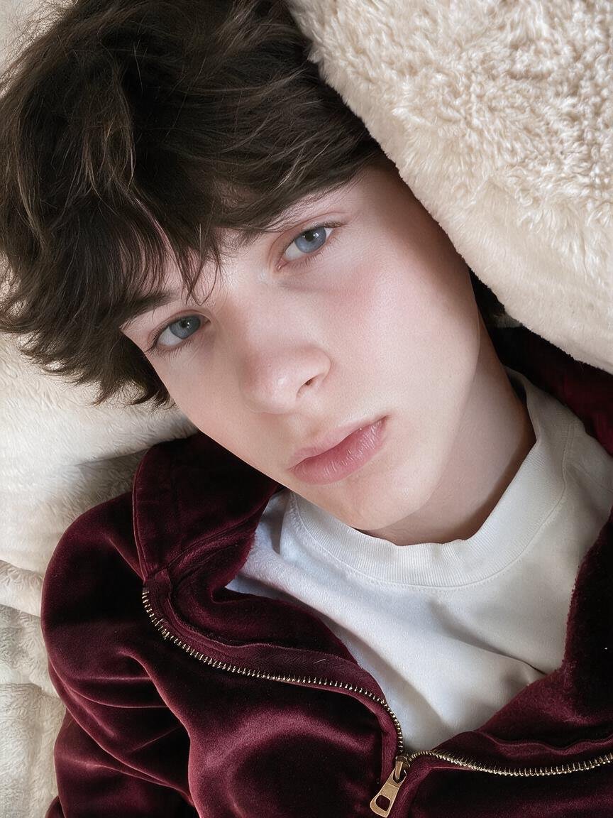 nerdyalex_'s tweet photo. just a twink trying to study then having the sudden urge to goon https://t.co/MqD0dFP3I6