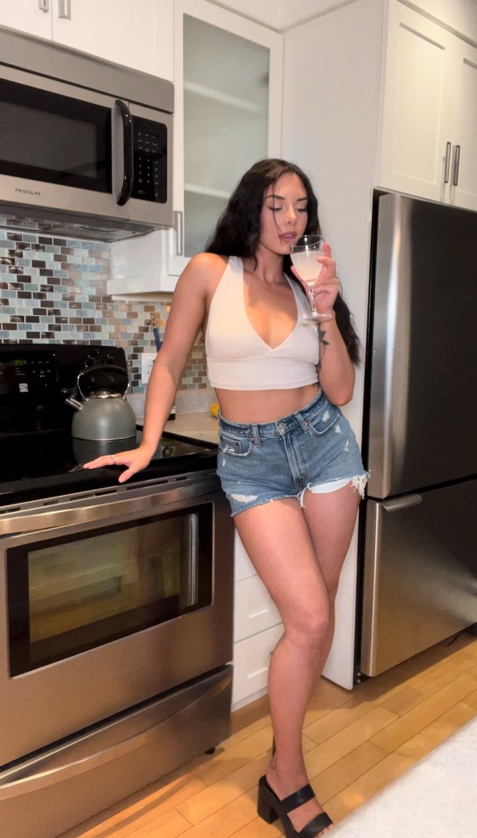 MorganVeraaa's tweet photo. a little something to sip, a little something to wear — just getting the evening started 😏 https://t.co/qJtp4JOs27