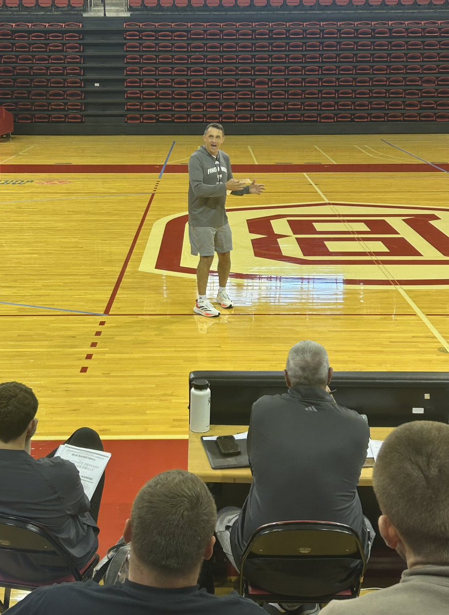ibcacoaches's tweet photo. Brian Barone (SIU-Edwardsville) sharing ideas on defense! @baronecoach @SIUEMBB https://t.co/OpLa3UX6lL