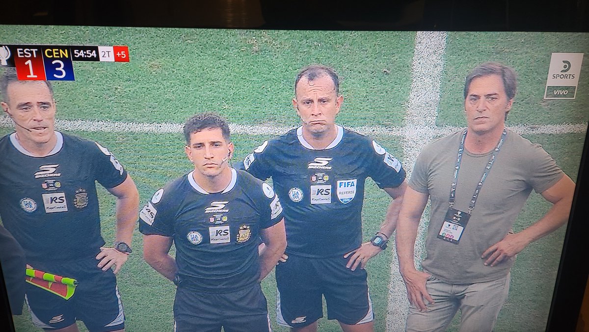 NicoMorandeira's tweet photo. Miralo al bueno de Vigilano, le volvemos a ver la jeta después de que se tuviera que esconder por años por un penal escandaloso que cobró para que Racing gane un clásico. Los 22 jugadores a las trompadas en el túnel, éstos tipos mirando, el fútbol argentino de Tapia https://t.co/z2EtdHWVTy