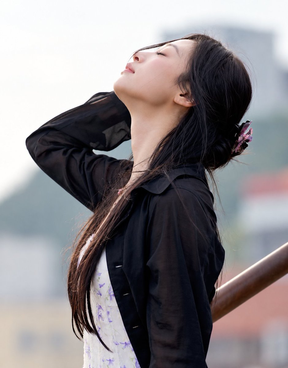 AXeRoNi's tweet photo. Caught in the breeze, looking like a scene from a movie🩵🩵🩵
#AHYEON #BABYMONSTER https://t.co/nc1w7WT1IT