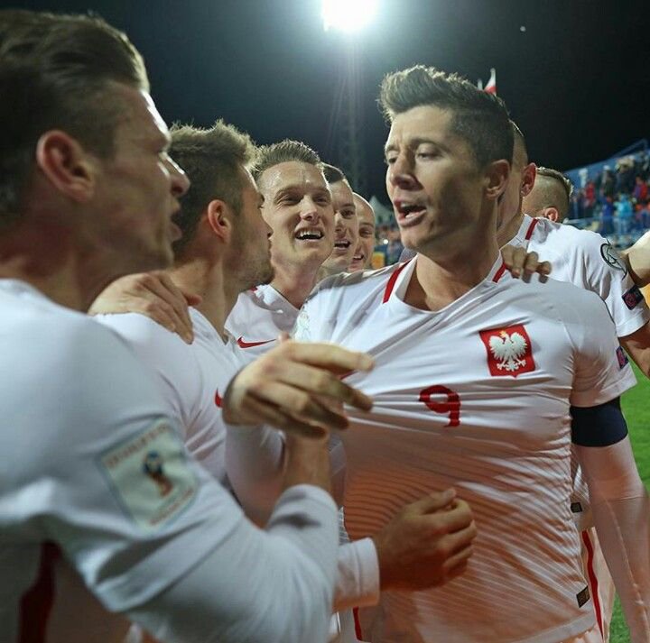 atomicyaoist's tweet photo. tossing him around 😵💫 #lewy https://t.co/CzOH90xTRa
