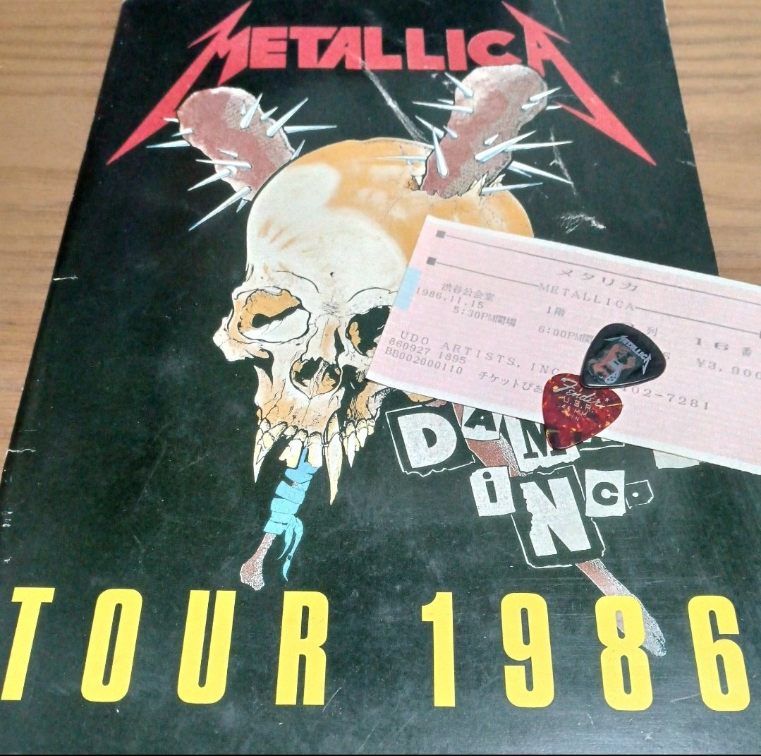 G9a0vTz3PPsDWlJ's tweet photo. METALLICA☠🌹
初来日が決まった時、まだクリフが亡くなる前だったので、パンフレットには、クリフ・バートンが…
今日は、クリフ・バートンの40回目の命日。 https://t.co/JIrJA6yoIs