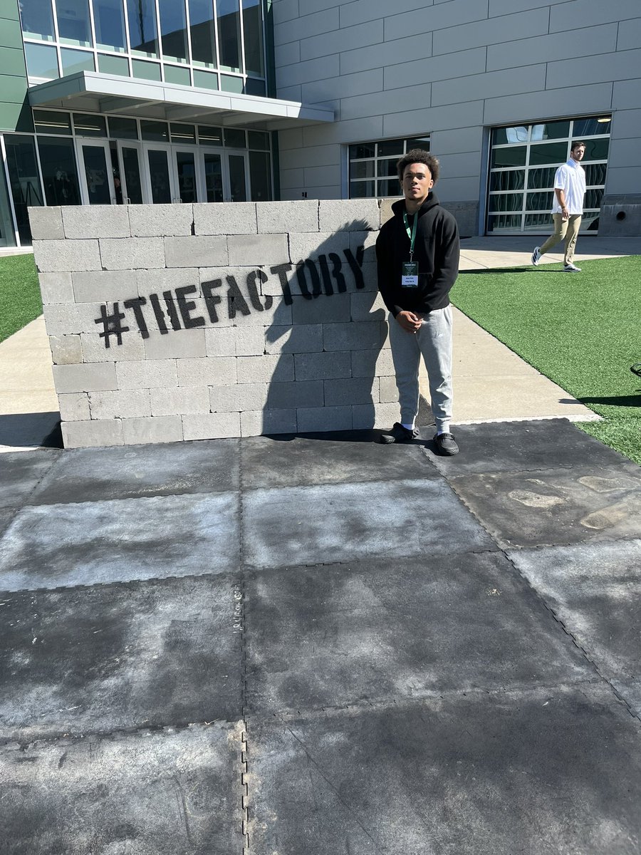 BishopPfister19's tweet photo. I enjoyed my time down at Eastern Michigan this afternoon on a Game Day Visit against Lindenwood. I loved the facilities, staff, and environment. Go Eagles🦅🟢⚪️!

 #ALLIN 
@stefadams87 @FootballFindlay @EMUFB https://t.co/IpflKJIqXe