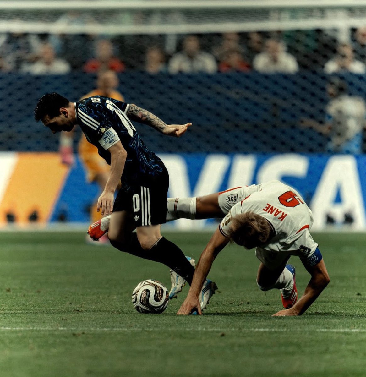 Barca_Archive's tweet photo. Messi made it look way too easy. https://t.co/te0iHbK9NW