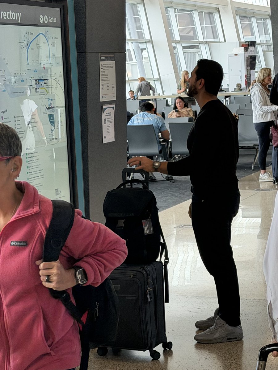 MattFinnFNC's tweet photo. Spotted in Seattle airport this afternoon: very much appears to be Abdul El-Sayed. https://t.co/hpJ3NBaxOj