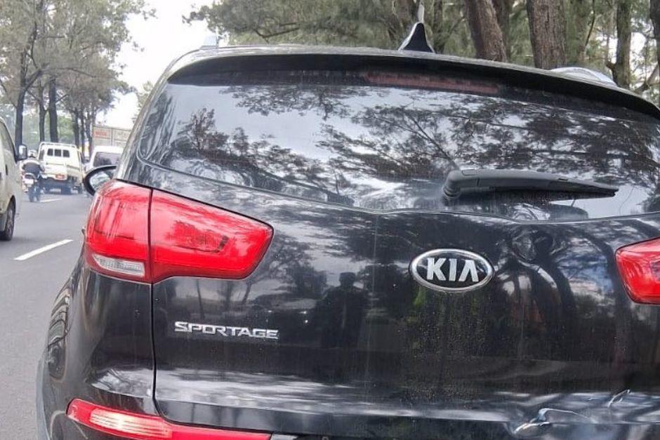 Hallan camioneta con reporte de robo abandonada y bloqueando el tránsito