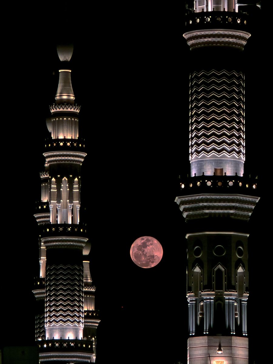 iNa9eir's tweet photo. القمر من المدينة المنورة https://t.co/ZIqSkyZdrG