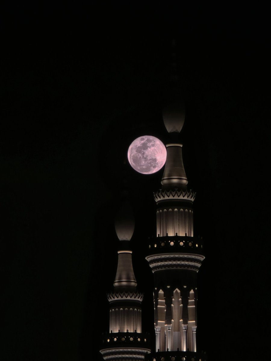iNa9eir's tweet photo. القمر من المدينة المنورة https://t.co/ZIqSkyZdrG
