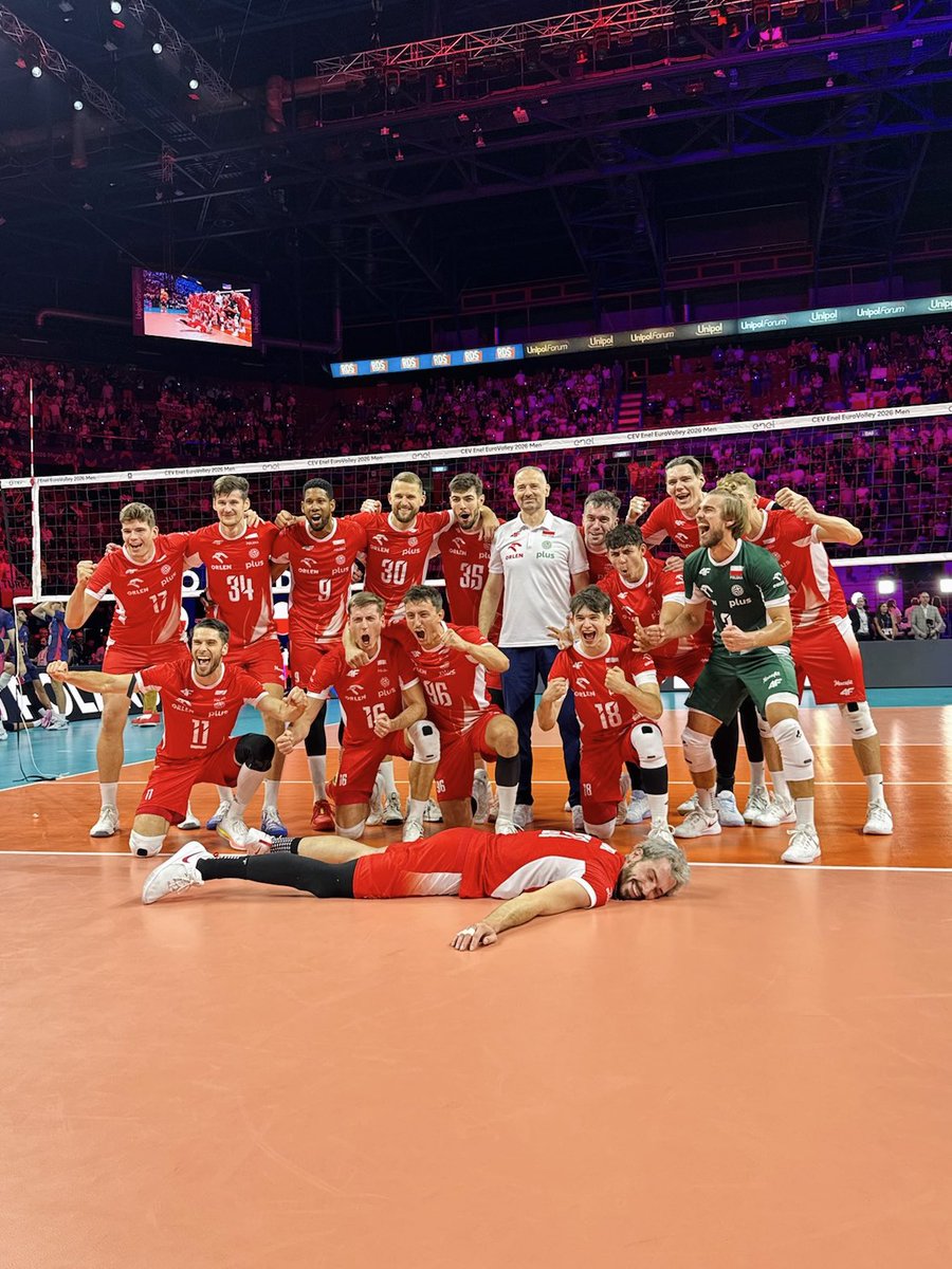 polsatsport's tweet photo. TEAM 🤍❤️ https://t.co/0FhnuQyS3K