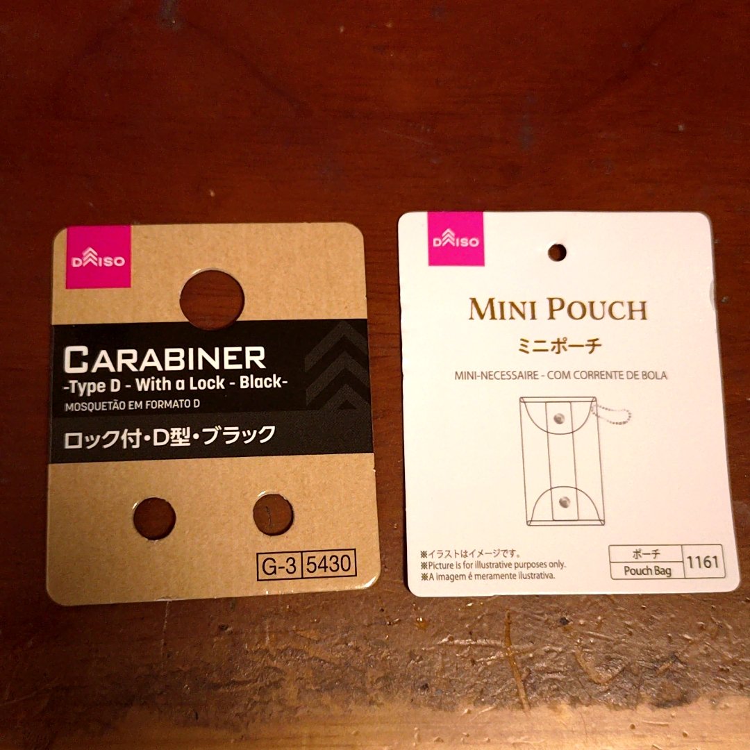 Wicked_L_T's tweet photo. 何やらポツポツと保存してくれている方がいるようなので補足

メロコさんのケースはキャンドゥのカラビナクリアポーチ(写真は🍥ですが)

レンくん、リモ先、かなかなはダイソーのミニポーチとD型カラビナ(ロック付、2個、ブラック)を使用してます

この2種がミンティアにぴったり https://t.co/BNgWgwVPlT