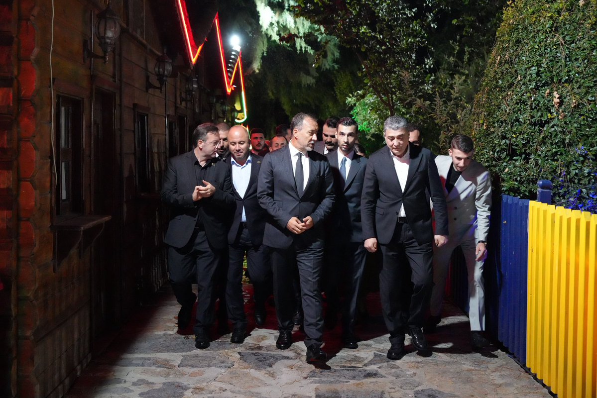 CamurMehmet123's tweet photo. İl Başkanımız Sn. Volkan Yılmaz, İl Yönetim Kurulu Üyelerimiz ve İlçe Başkanlarımızla birlikte Çatalca İlçe Başkanımız Sn. Halit Tuncay Uğur’un kıymetli evladı Semih ile Maya çiftinin düğün törenine katılım sağladık.

Genç çiftimize Cenab-ı Allah’tan mutluluklar dileriz. https://t.co/BMB5mxDLpw