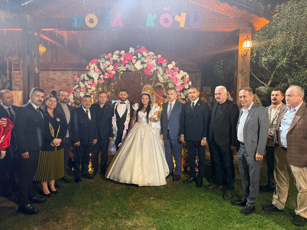 CamurMehmet123's tweet photo. İl Başkanımız Sn. Volkan Yılmaz, İl Yönetim Kurulu Üyelerimiz ve İlçe Başkanlarımızla birlikte Çatalca İlçe Başkanımız Sn. Halit Tuncay Uğur’un kıymetli evladı Semih ile Maya çiftinin düğün törenine katılım sağladık.

Genç çiftimize Cenab-ı Allah’tan mutluluklar dileriz. https://t.co/BMB5mxDLpw
