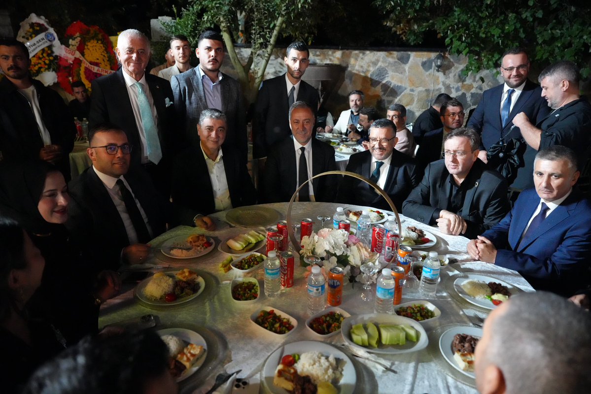 CamurMehmet123's tweet photo. İl Başkanımız Sn. Volkan Yılmaz, İl Yönetim Kurulu Üyelerimiz ve İlçe Başkanlarımızla birlikte Çatalca İlçe Başkanımız Sn. Halit Tuncay Uğur’un kıymetli evladı Semih ile Maya çiftinin düğün törenine katılım sağladık.

Genç çiftimize Cenab-ı Allah’tan mutluluklar dileriz. https://t.co/BMB5mxDLpw