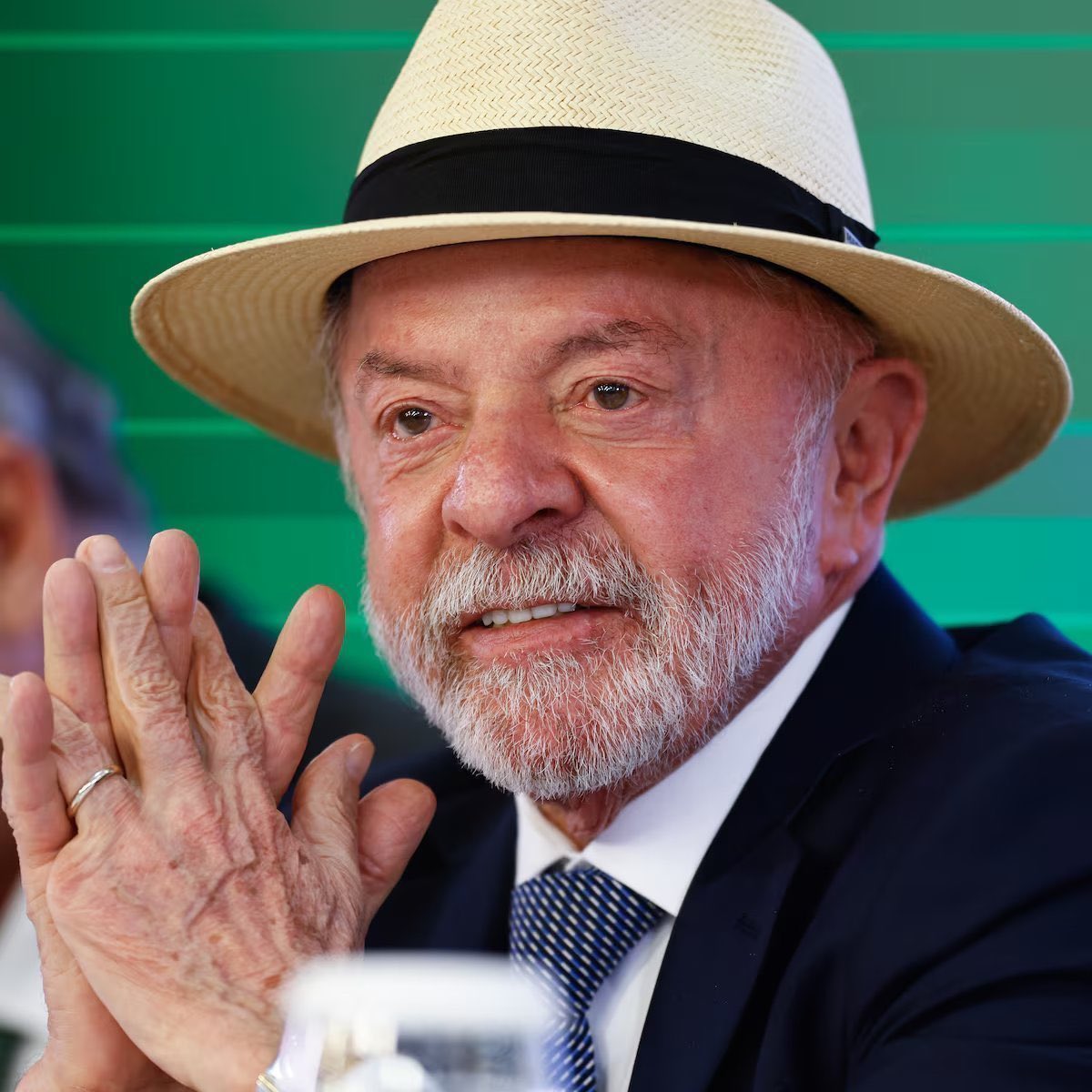 Politzavel's tweet photo. A 8 dias do 1º turno da eleição, o governo federal envia mensagem pelo WhatsApp, por meio da conta GovBR, para informar sobre a MP de Lula que proíbe as bets no Brasil.

Lembrando que toda comunicação institucional está proibida e isso pode configurar crime eleitoral. https://t.co/1fUY9Jxysa