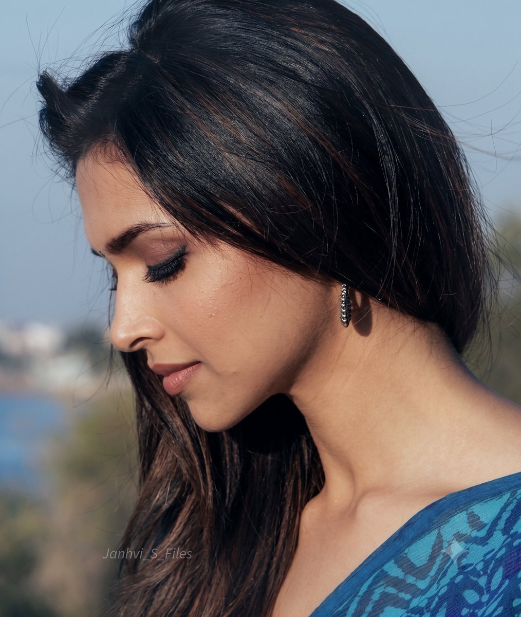 Janhvi_s_files's tweet photo. the side profile is actually insane ?? https://t.co/mM5uGFL3QV