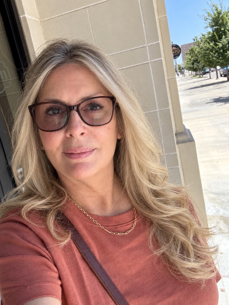 RogueLanternRLS's tweet photo. Olivia goes outside.

I ducked into the shade, but it still counts.

Really loving my new city and getting to explore the architecture a bit. https://t.co/pFLSgtB1TQ