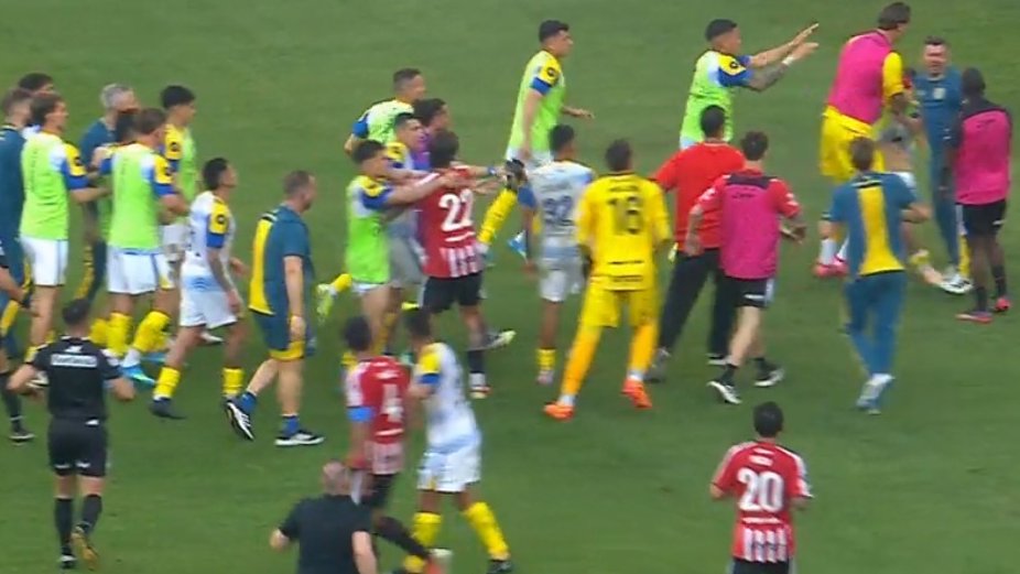 TyCSports's tweet photo. ESCANDALOSO FINAL EN LA SUPERCOPA INTERNACIONAL

Los jugadores de Estudiantes y Central se cruzaron dentro del campo y en el túnel del Madre de Ciudades, tras la consagración del Canalla. https://t.co/EJW02w7zPN