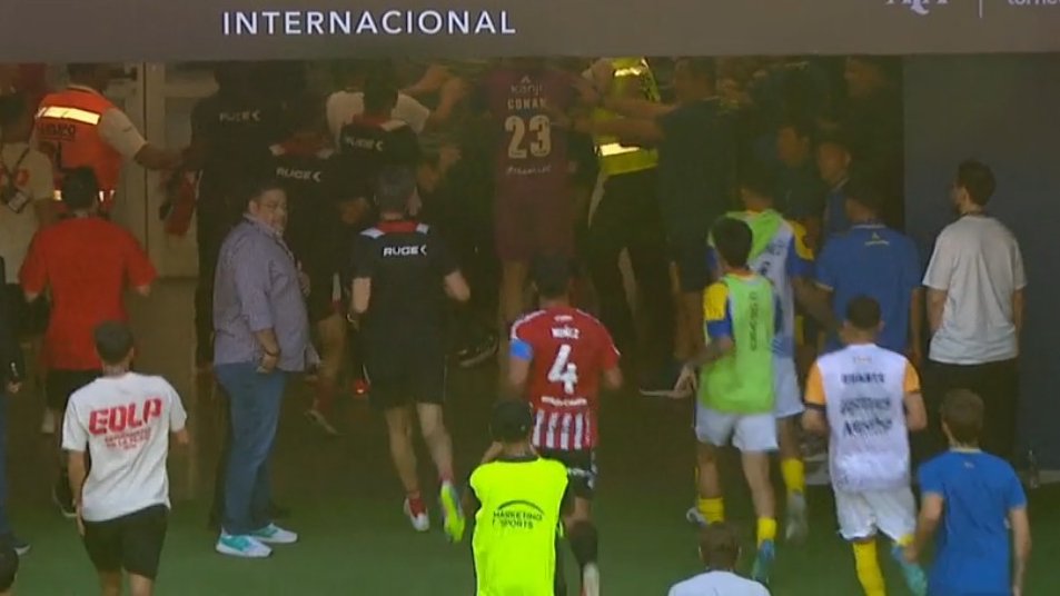 TyCSports's tweet photo. ESCANDALOSO FINAL EN LA SUPERCOPA INTERNACIONAL

Los jugadores de Estudiantes y Central se cruzaron dentro del campo y en el túnel del Madre de Ciudades, tras la consagración del Canalla. https://t.co/EJW02w7zPN