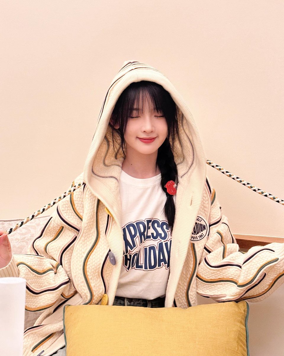 Miaoyid's tweet photo. Making sure everything is okay, with my best smile saved just for you. https://t.co/GOrM1csTFB