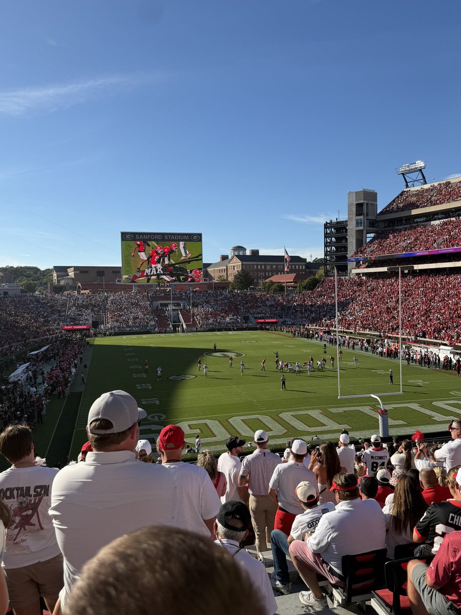 redandblack65's tweet photo. What a half, DAWGS https://t.co/AuarxGEPb4