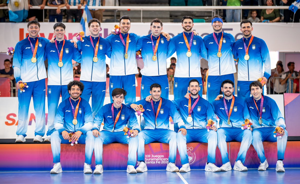 CAHandball's tweet photo. El momento más esperado 🤩: el himno sonando fuerte, la bandera en lo más alto y la medalla de oro colgada en el pecho de los Gladiadores ⚔️🇦🇷 https://t.co/s0Rl4aDS0J
