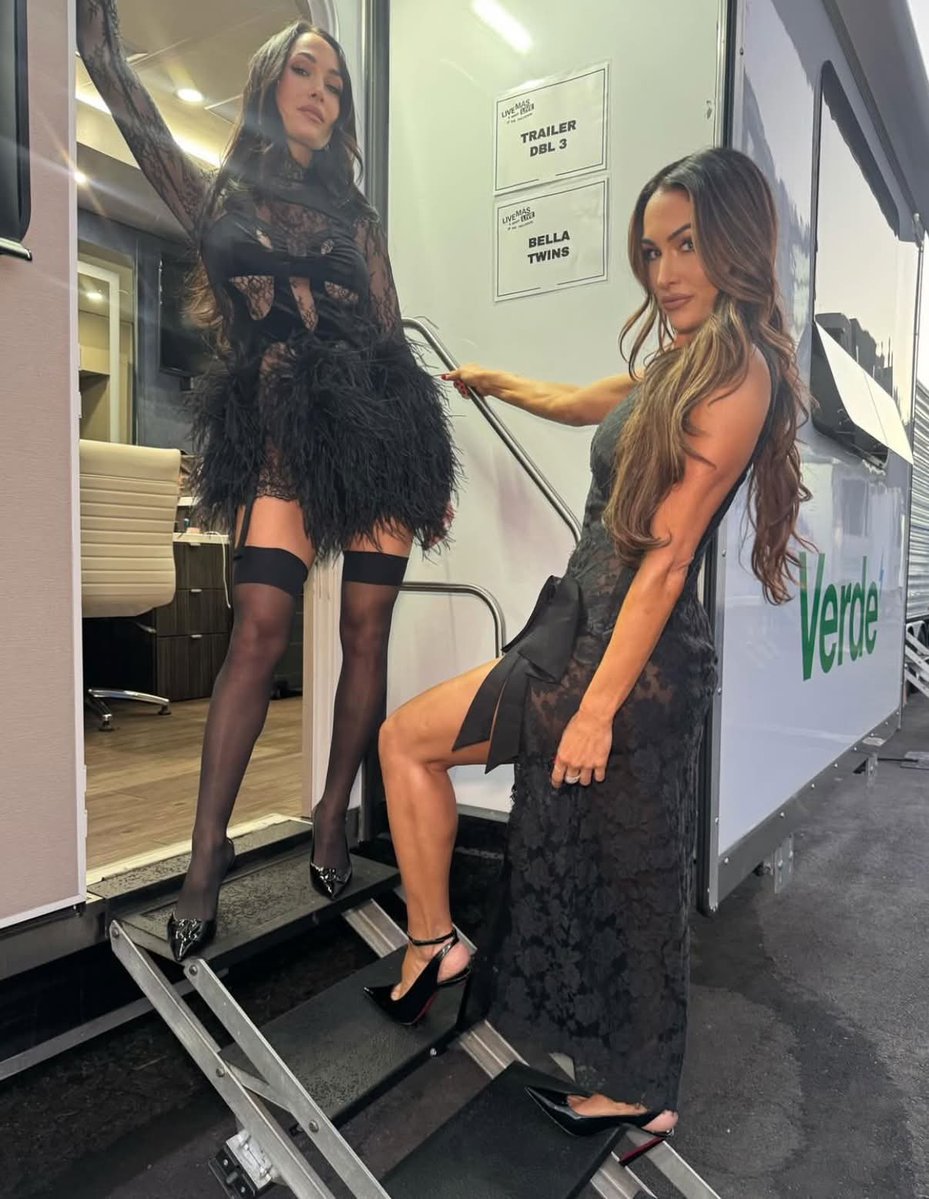 GrapCapsInc's tweet photo. “2 likes isn’t a lot” imagine 2 milfs dragging you into their tour bus after smackdown to drain you of all your cum until you pass out. https://t.co/mtGXAeJaEY