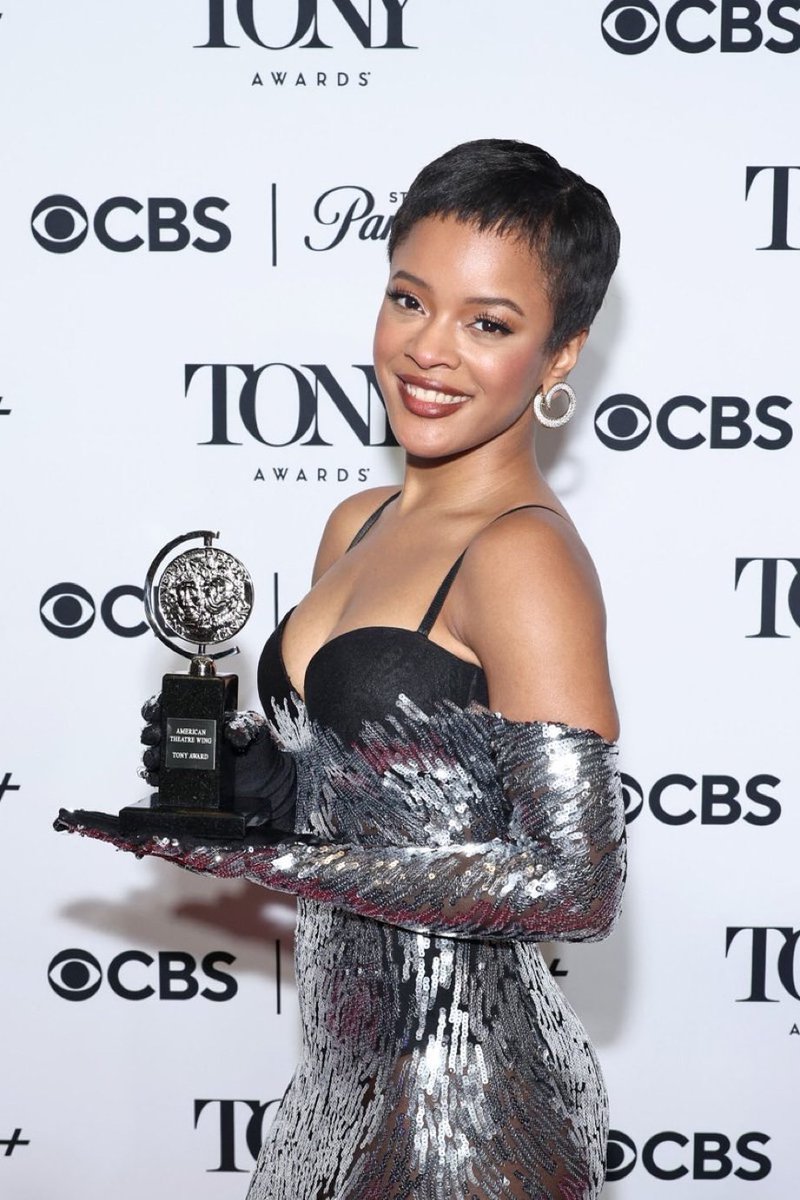 etrnallyurs's tweet photo. tony award winner btw https://t.co/kT0mIyVpCJ