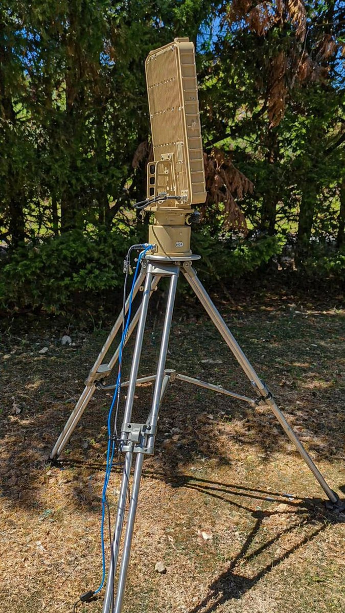 CopyRebeldia's tweet photo. Un ingeniero en un pequeño taller de Marruecos acaba de humillar a toda la industria de defensa.

Subió a GitHub un radar phased array completo. Gratis.

Planos de las placas, archivos de fabricación, código FPGA, firmware y una interfaz con mapa. Todo.

Hasta 20 km de alcance. El haz barre ±45° sin mover una sola pieza.

25.000 estrellas en GitHub.

Lockheed y Raytheon cobran millones por esta tecnología. Él la regaló.