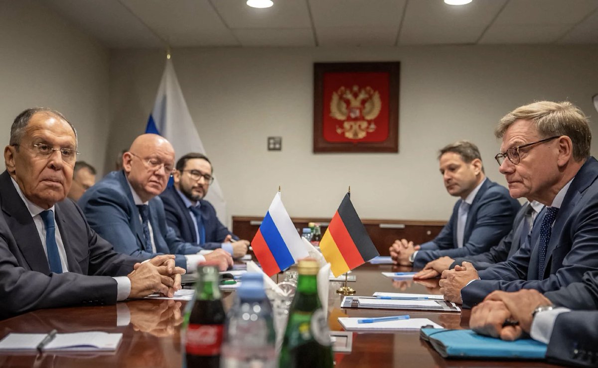 NowySwiat24's tweet photo. 🇩🇪-🇷🇺 Jakbyście nie wiedzieli, w Nowym Jorku minister spraw zagranicznych Niemiec spotkał się z ministrem spraw zagranicznych Rosji. I poprosił, żeby Rosja nie atakowała dronami niemieckich miast. O to spotkanie poprosiła strona niemiecka. Die Welt: „Według informacji z niemieckich kręgów delegacji, polityk CDU wyjaśnił jednocześnie, że istnieje możliwość powrotu do bardziej konstruktywnych relacji między rządami w dowolnym momencie.”
