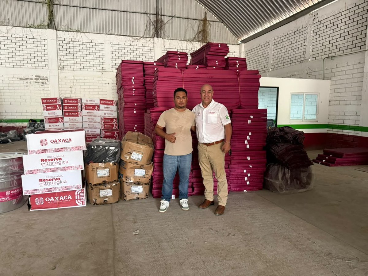 ContraProMx's tweet photo. ⛺⛺Gobierno de #Oaxaca fortalece #refugios temporales con segunda entrega de insumos en la #Costa ⛑️ ❌ 

Los apoyos forman parte de la Reserva Estratégica y permitirán mejorar la capacidad de atención ante una eventual emergencia

#Oaxaca de Juárez, Oax., 26 de septiembre de 2026.- El Gobierno del Estado, a través de la Coordinación Estatal de #ProtecciónCivil y Gestión de Riesgos (CEPCyGR), realizó en la región de la Costa la segunda entrega de insumos de la Reserva Estratégica para fortalecer el equipamiento y habilitación de refugios temporales ante una eventual emergencia.

Esta acción da seguimiento al compromiso establecido en mayo pasado por el Gobernador @salomonj Jara Cruz con la Coordinación Nacional de Protección Civil, con el propósito de fortalecer las capacidades de preparación y respuesta de Oaxaca ante fenómenos naturales.

La segunda entrega beneficiará a 16 municipios de la región de la Costa, como parte de una estrategia estatal que contempla atender a 31 municipios, con capacidad para habilitar aproximadamente 3 mil espacios en refugios temporales.

Los insumos permitirán contar con mejores condiciones para brindar atención y alojamiento temporal a las personas que pudieran resultar afectadas durante una contingencia, así como reforzar la capacidad operativa de las autoridades municipales ante una emergencia.

El Gobierno de Oaxaca, a través de la CEPCyGR y en coordinación con autoridades municipales, estatales y federales, mantiene acciones permanentes de prevención, preparación y atención ante fenómenos naturales, con prioridad en la protección de la población oaxaqueña.