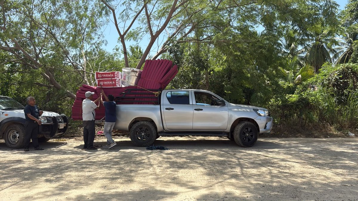 ContraProMx's tweet photo. ⛺⛺Gobierno de #Oaxaca fortalece #refugios temporales con segunda entrega de insumos en la #Costa ⛑️ ❌ 

Los apoyos forman parte de la Reserva Estratégica y permitirán mejorar la capacidad de atención ante una eventual emergencia

#Oaxaca de Juárez, Oax., 26 de septiembre de 2026.- El Gobierno del Estado, a través de la Coordinación Estatal de #ProtecciónCivil y Gestión de Riesgos (CEPCyGR), realizó en la región de la Costa la segunda entrega de insumos de la Reserva Estratégica para fortalecer el equipamiento y habilitación de refugios temporales ante una eventual emergencia.

Esta acción da seguimiento al compromiso establecido en mayo pasado por el Gobernador @salomonj Jara Cruz con la Coordinación Nacional de Protección Civil, con el propósito de fortalecer las capacidades de preparación y respuesta de Oaxaca ante fenómenos naturales.

La segunda entrega beneficiará a 16 municipios de la región de la Costa, como parte de una estrategia estatal que contempla atender a 31 municipios, con capacidad para habilitar aproximadamente 3 mil espacios en refugios temporales.

Los insumos permitirán contar con mejores condiciones para brindar atención y alojamiento temporal a las personas que pudieran resultar afectadas durante una contingencia, así como reforzar la capacidad operativa de las autoridades municipales ante una emergencia.

El Gobierno de Oaxaca, a través de la CEPCyGR y en coordinación con autoridades municipales, estatales y federales, mantiene acciones permanentes de prevención, preparación y atención ante fenómenos naturales, con prioridad en la protección de la población oaxaqueña.