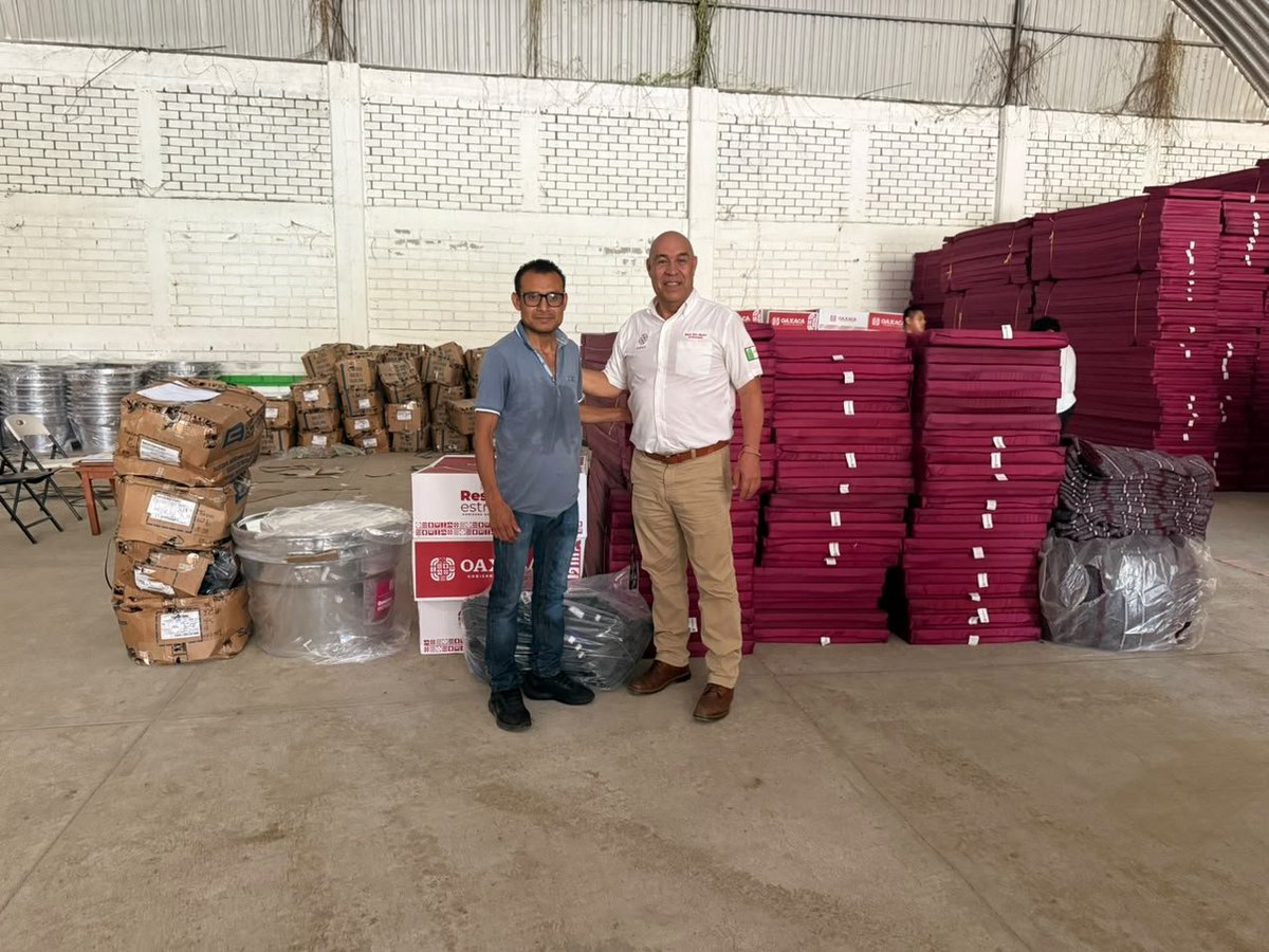 ContraProMx's tweet photo. ⛺⛺Gobierno de #Oaxaca fortalece #refugios temporales con segunda entrega de insumos en la #Costa ⛑️ ❌ 

Los apoyos forman parte de la Reserva Estratégica y permitirán mejorar la capacidad de atención ante una eventual emergencia

#Oaxaca de Juárez, Oax., 26 de septiembre de 2026.- El Gobierno del Estado, a través de la Coordinación Estatal de #ProtecciónCivil y Gestión de Riesgos (CEPCyGR), realizó en la región de la Costa la segunda entrega de insumos de la Reserva Estratégica para fortalecer el equipamiento y habilitación de refugios temporales ante una eventual emergencia.

Esta acción da seguimiento al compromiso establecido en mayo pasado por el Gobernador @salomonj Jara Cruz con la Coordinación Nacional de Protección Civil, con el propósito de fortalecer las capacidades de preparación y respuesta de Oaxaca ante fenómenos naturales.

La segunda entrega beneficiará a 16 municipios de la región de la Costa, como parte de una estrategia estatal que contempla atender a 31 municipios, con capacidad para habilitar aproximadamente 3 mil espacios en refugios temporales.

Los insumos permitirán contar con mejores condiciones para brindar atención y alojamiento temporal a las personas que pudieran resultar afectadas durante una contingencia, así como reforzar la capacidad operativa de las autoridades municipales ante una emergencia.

El Gobierno de Oaxaca, a través de la CEPCyGR y en coordinación con autoridades municipales, estatales y federales, mantiene acciones permanentes de prevención, preparación y atención ante fenómenos naturales, con prioridad en la protección de la población oaxaqueña.