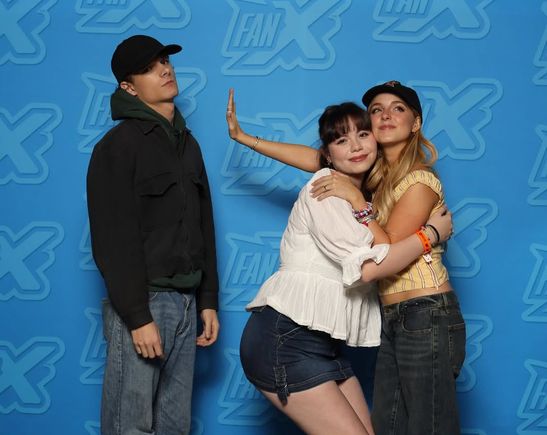 mckennafiles's tweet photo. cuties! mckenna grace and mason thames with fans at fanx salt lake today. https://t.co/F4k8YErsqE
