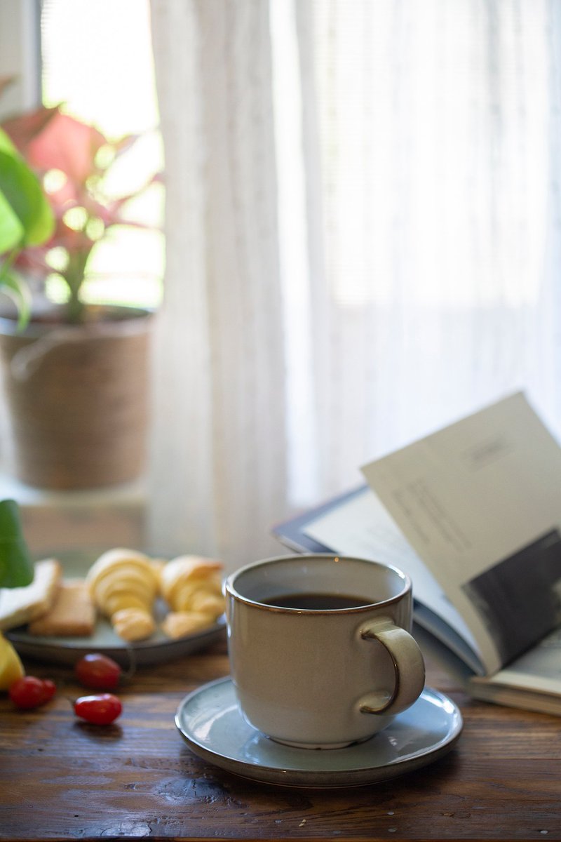 BritanyGabdmex's tweet photo. Sipping iced coffee, flipping through my favorite novel, and letting the lazy afternoon breeze be my only alarm—this is how I recharge on weekends https://t.co/eDlNdbGCt3