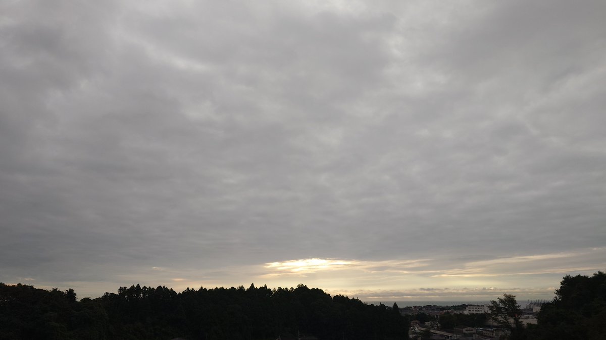 k_hako1103's tweet photo. おはようございます😃
くもりの朝です☁
秋の虫の声が聞こえます😀
時間差で、週刊メディア通信とパワモニを聞きながらのお散歩です。
今日もみなさんにとって、いい一日になりますように…😀

#週刊メディア通信
#pawamoni https://t.co/CfjGqfUxB2
