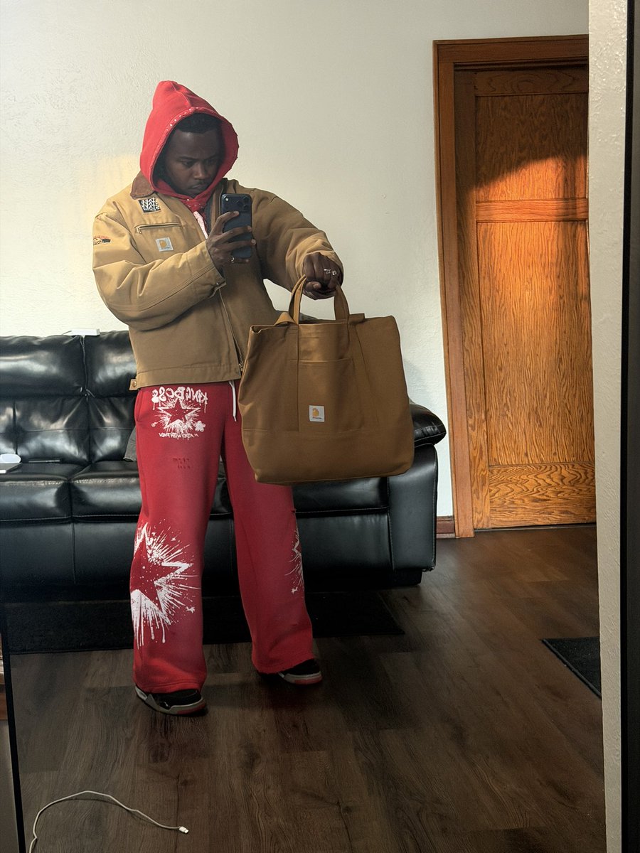 wavechapelle's tweet photo. Lil calm fit before the show tonight 

@Carhartt 💼 https://t.co/dg9XJokHG4
