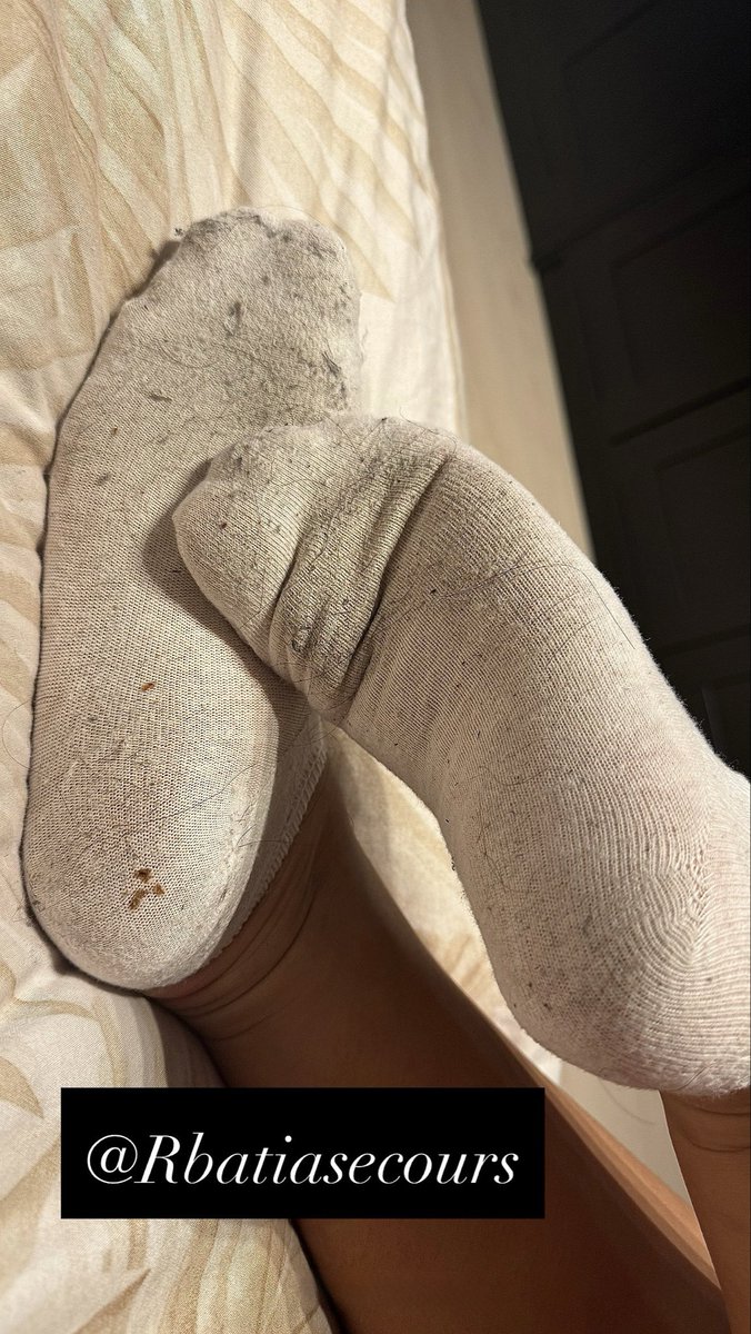 Rbatiasecours's tweet photo. With the socks or without puppies 🤭🔥

Imagine que tu puisses me retirer les chaussettes kelba et que tu en savoures chaque saleté😵‍���
Puis que tu dégustes mes pieds dans ta bouche bien ouverte, telle une bonne chienne 🐶 https://t.co/cH5ms10HRk