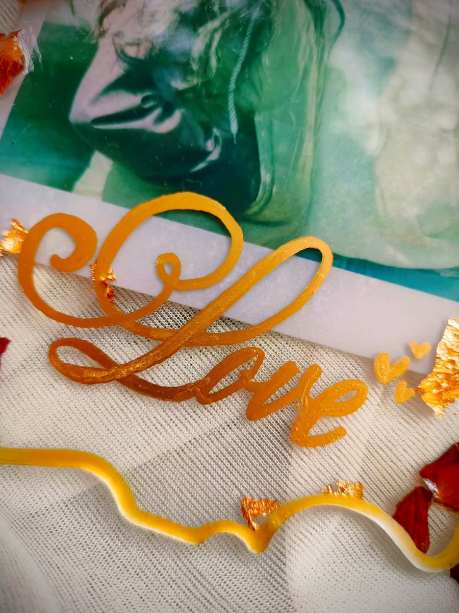 AbbeyRodrioch's tweet photo. Magical—the moment my calligraphy met resin. Gold calligraphy catching the sunlight, preserved roses, and a handmade touch that took hours of patience. Every stroke was hand-lettered, creating a name that seems to glow. 8-inch resin art piece, https://t.co/o3HST6WxuH