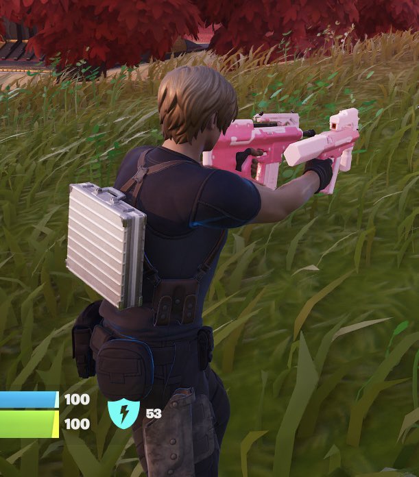 angeIsrequiem's tweet photo. just girly things and it’s making leon kennedy use pink guns in fortnite https://t.co/SXaZ3Wfkmj