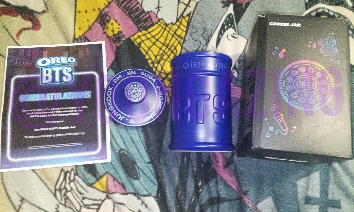yoongazing's tweet photo. Guys!!! 

I won an Oreo x BTS cookie jar from the love letter sweepstakes 🥹💜

I was one of 240 winners for the cookie jar I just... I'm so happy 😭😭

#bts #btsoreo #btsxoreos https://t.co/76wFONsB6a