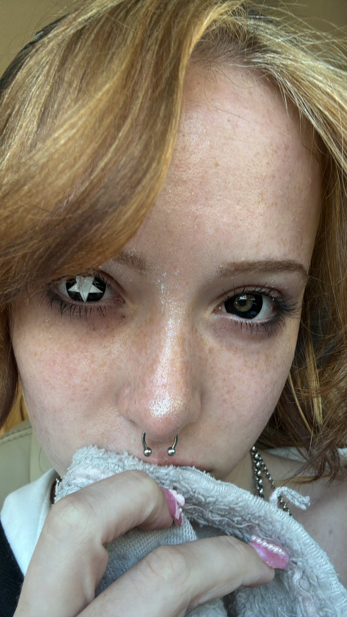 vaporvion's tweet photo. A bitch that loves glitter and her baby blanket https://t.co/vi7mwtMbau